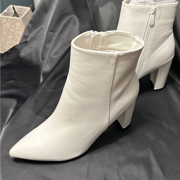 White Heeled Boots with Block Heel and Side Zipper - Picture 2 of 12